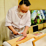 京天神 野口 - ◎天然物の縞鯵を目の前で切って行く野口さん。カウンター席はライブ感があり楽しめる。