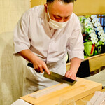 京天神 野口 - ◎絶妙な包丁捌きで、鱧の骨切りを見せてくれる。