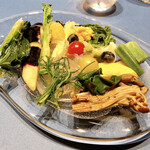 エッサンス - 彩りお野菜サラダ　生野菜オンリーじゃないのが嬉しいです。あっさりと酸味のあるドレッシングで。