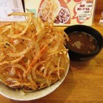 せんしゅう - 肉天わかめつけうどん特盛￥８２０(天ぷら側)