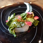 ル クーリュズ - 皮めを炙った鱸、冬瓜、陸ワカメ、スベリヒユ、ドライトマトと純米酢、オリーブオイルのソース