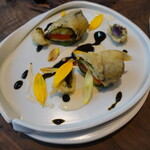 ル クーリュズ - 焼き茄子と焼パプリカのエゴマ巻き揚げ、ひまわりのつぼみのフリッター、白ワインのソースと焼海苔のソース