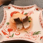 鮨 やま田 - 焼きカマス（焼きトマト、つるむらさき、和辛子ソース）