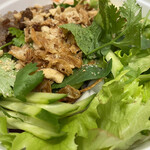 さいとう食堂 - 【ブンティッドヌン】豚焼肉と野菜とハーブがたっぷり！麺の下にあるスープとまぜていただくベトナム式和え麺！