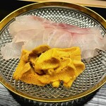 道人 - アコウ、由良の赤雲丹。身が包丁を跳ね返すようなアコウ。ご一緒様が口々に大盛で！と叫ぶ。定食屋さんではないから(・・;)