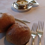 ラ・メール ザ クラシック - 自家製パン。胡桃レーズンとハーブローズパン。
