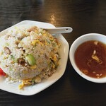 三十六番 - 炒飯（大盛，スープ付き）