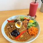 AND LIFE cafe - オリジナルスパイシーカレー＋野菜と果物の濃厚スムージー・ビューティーレッド。1265+530円