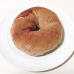 ブラウニー ブレッド＆ベーグルズ - シナモン、りんご、クルミとクリームチーズ（240円）