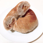 ブラウニー ブレッド＆ベーグルズ - 煮りんご、くるみとクリームチーズがつまっています。