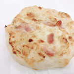 ブラウニー ブレッド＆ベーグルズ - カルボナーラピザ（220円）。もっちもちの生地。