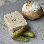 Têtue. Classique Et Nature - 豚肉のリエットと自家製全粒粉のパン