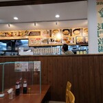 Udon Tengoku Menten - 注文はひととおりセルフカウンターで行います。うどんはその場で、天ぷらと鶏は調理したての熱々を席に持ってきてくれます。料金は先払い。気軽さが良いですね