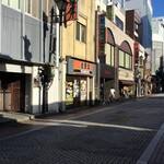 Yoshinoya - 駅前ロータリーの先にある「お堀端通り」も、閑散としています。