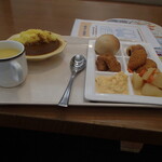 Kokosu - 茶色い皿の奥のは身にコッペとチョコクロ
