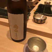 鮨 権左衛門 - 秋田 新政 亜麻猫spark
                    →乾杯は白麹を使って醸された亜麻猫は独特の酸味が楽しいのだが、炭酸をプラスされるとまさに品の良い泡のようになるから不思議♪流石ですね！