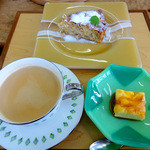 シーダーギャラリー アンド カフェ - 料理写真:りんごのケーキとロイヤルミルクティー