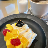 THE GATEHOUSE - フルーツタルト¥1400…セットのコーヒーと、温かいミルク