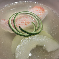 壽山 - きんきと加賀太きゅうりのお椀
                    華やかなお出汁の香り。
                    きんきは表面に微かにくずこが施されているような食感。
