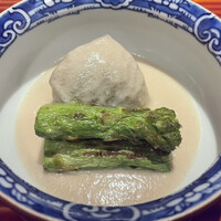 壽山 - 賀茂茄子、アスパラガスの和物
                    餡は甘じょっぱい大豆の風味と出汁の香り。アスパラガスは焼き目が香ばしく