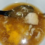 中華そば えもと - 終盤で生卵割って、そのまま麺もスープも平らげる感じ