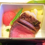 角館山荘侘桜 - 夕食：肉皿（秋田牛いちぼ肉 和風ローストビーフ）