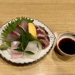居酒屋勢人 - 刺身の盛合わせ(ヒラス、ヤリイカ、カツオのタタキ)(推定700円)
