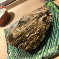 すし岩瀬 - 真牡蠣に蓋をしたところ。でっかいっすね