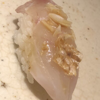 すし岩瀬 - なんと、なんと、白甘鯛。トッピングは鱗の素揚げ