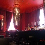 真っ赤っかなのに落ち着く不思議な空間