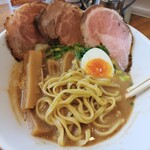 あいつのラーメン かたぐるま - ちょっと、平べったい、麺です。