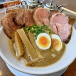 あいつのラーメン かたぐるま - 接写っ！チャーシューが、いい感じっ！