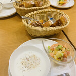 Bisutoro Kafe Akami - スープと前菜
                        スープはじゃがいものビシソワーズ　コンソメジュレが入ってて美味しかった