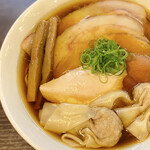 らぁ麺 紫陽花 - 醤油らぁ麺 国産煮豚ﾁｬｰｼｭｰ わんたん