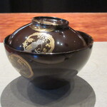 草庵 鍋島 - こちらも年代物の椀、色が珍しい