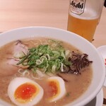 博多ラーメン 駿蔵 - 博多豚骨らーめん＋味玉825円（税込）