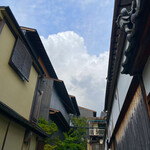 にしぶち飯店 - 小路から見上げた夏の空