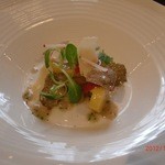 ガストロノミー ジョエル・ロブション - 北海道産インカのめざめ マリネしカルパッチョ仕立てに、トマトコンフィと秋トリュフを添えて