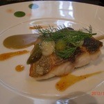 ガストロノミー ジョエル・ロブション - イサキ 香ばしくグリエにし、フヌイユのバリエーションとグリーンオリーヴのクーリ、 オレンジのスュックと共に