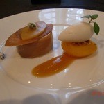 ガストロノミー ジョエル・ロブション - プラリネ ムースの中にピスタチオを詰め
      アプリコットのコンポートとフレッシュ・アーモンドのグラスを添えて