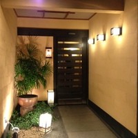 助六 - お店の入り口は落ち着きのある佇まい