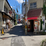 立呑 ぽっぽ亭 - 細い路地沿い。右側の赤瓦屋根が目印です。