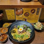 SPICY CURRY 魯珈 - 限定カレー ゲーン・キョウ・ホイラーイ～浅利とズッキーニのグリーンカレー～のろかプレート＋魯珈チキンカレー、ラムカレー(ビンダル風)、クリーミィ野菜コルマカレーのぷちカレー＋ぷちサラダ