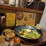 SPICY CURRY 魯珈 - 限定カレー ゲーン・キョウ・ホイラーイ～浅利とズッキーニのグリーンカレー～のろかプレート＋魯珈チキンカレー、ラムカレー(ビンダル風)、クリーミィ野菜コルマカレーのぷちカレー＋ぷちサラダ