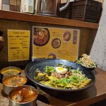SPICY CURRY 魯珈 - 限定カレー ゲーン・キョウ・ホイラーイ～浅利とズッキーニのグリーンカレー～のろかプレート＋魯珈チキンカレー、ラムカレー(ビンダル風)、クリーミィ野菜コルマカレーのぷちカレー＋ぷちサラダ