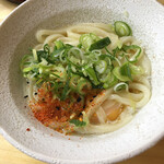 谷川米穀店 - 熱いうどん小と卵、200円。