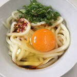 三嶋製麺所 - 熱いうどん小と卵、150円+40円