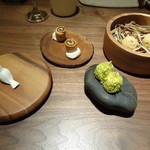 上からオリーブのパン。米のバターつき。おが屑の上に盛られたチーズボール。ピスタチオのマシュマロ