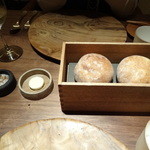 Fujiya 1935 - パン。木箱の下に熱した石が入れてあり何十分も温かいパンが食べられる！シュクレからの提供でかなりいい出来。