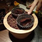 Fujiya 1935 - fujiyaのボンボンチョコレート。外は少し冷やして固く。中心ほどとろけるほどにやわらかい。